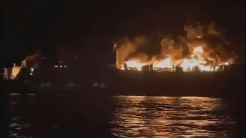 29 de români salvați de pe o navă în flăcări
