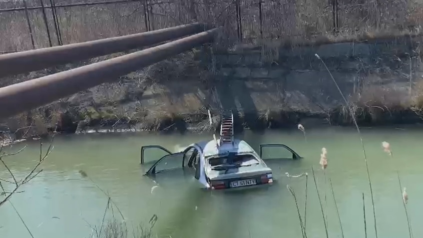 Mașină căzută în canal