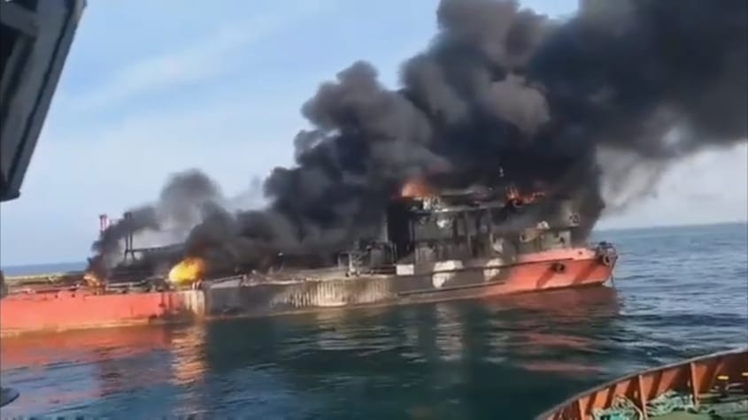 Petrolier moldovenesc fumegă, în Marea Neagră