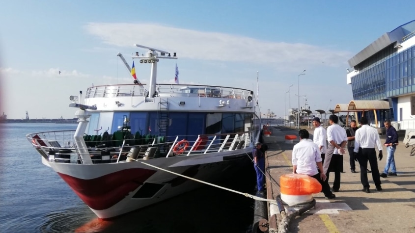 Navă fluvială de pasageri, în Portul Constanța