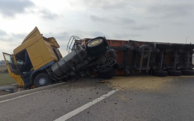 Un autocamion încărcat cu orz s-a răsturnat pe A4, aproape de intrare în Portul Constanța