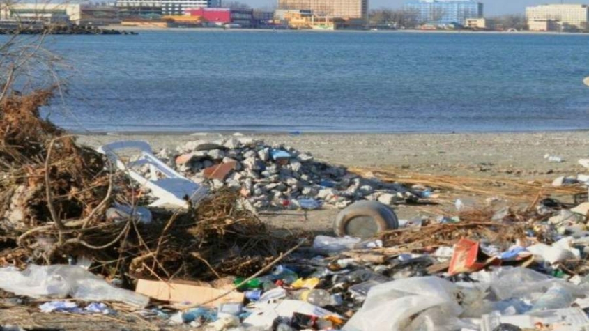 Țărmul Mării Negre plin de deșeuri