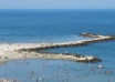 Plajă distrusă de apele de la blocurile din construcție