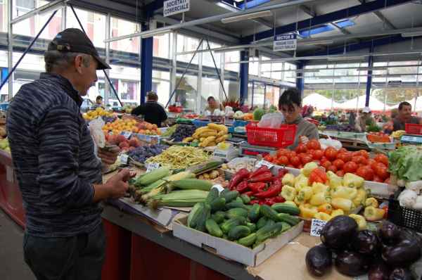 Constanța: Se licitează prețul fructelor din piețe