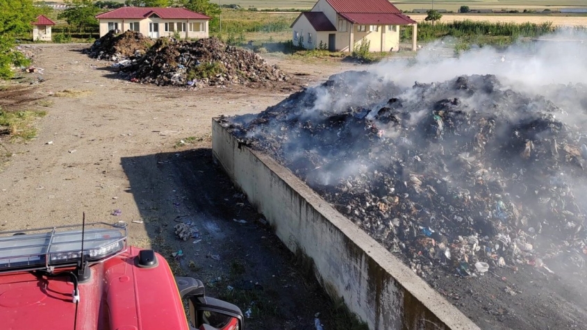 Cogealac: Incendiu de proporții la groapa de gunoi