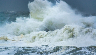"În brațele furtunii". Imagini cu marea pe timp de furtună, surprinse de Forțele Navale